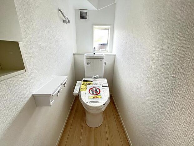 シャワー洗浄機能付のトイレは、清潔感が印象的な空間ですね。