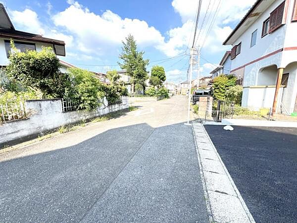 前面道路を含めた現地写真です。ぜひ周辺環境も併せてご覧ください。