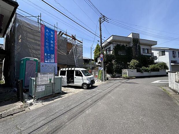 前面道路を含めた現地写真です。ぜひ周辺環境も併せてご覧ください。