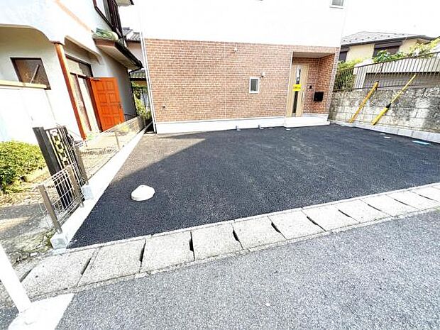 駐車場です。前面道路との高低差も少なく、スムーズに出入りできます。