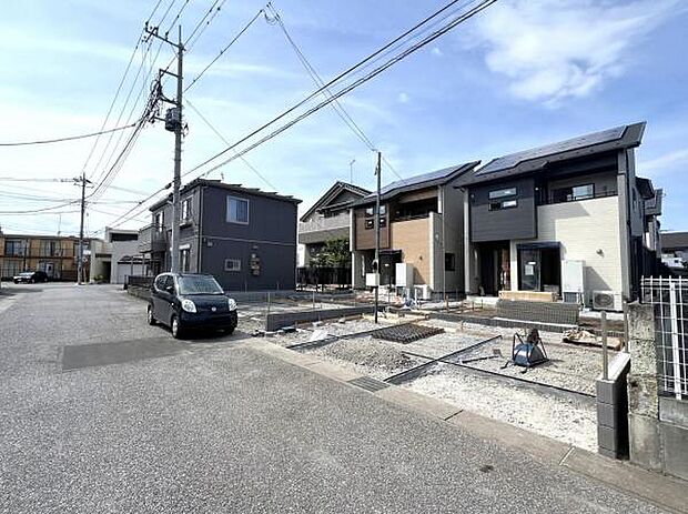 前面道路を含めた現地写真です。ぜひ周辺環境も併せてご覧ください。