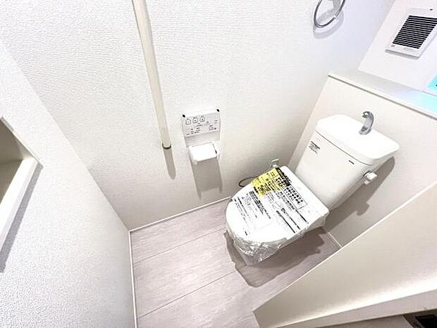 シャワー洗浄機能付のトイレは、清潔感が印象的な空間ですね。