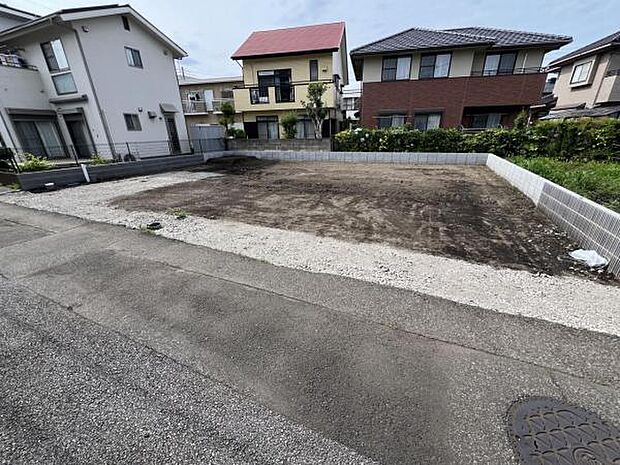 前面道路を含めた現地写真です。ぜひ周辺環境も併せてご覧ください。