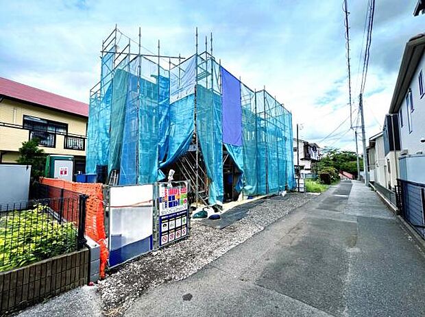 前面道路を含めた現地写真です。