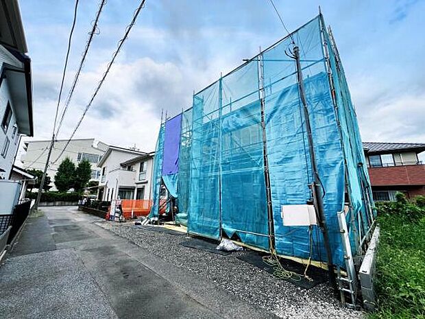 前面道路です。住宅地につき落ち着いた新生活を始められそうです。
