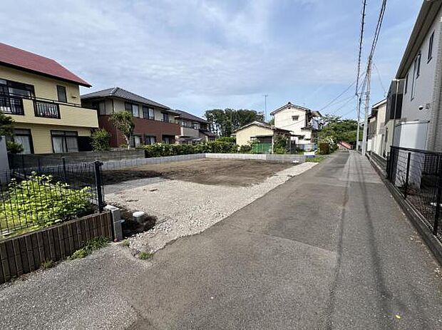 前面道路を含めた現地写真です。ぜひ周辺環境も併せてご覧ください。