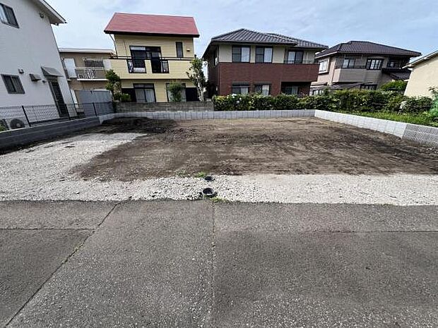 木造2階建て、耐震等級3級です。