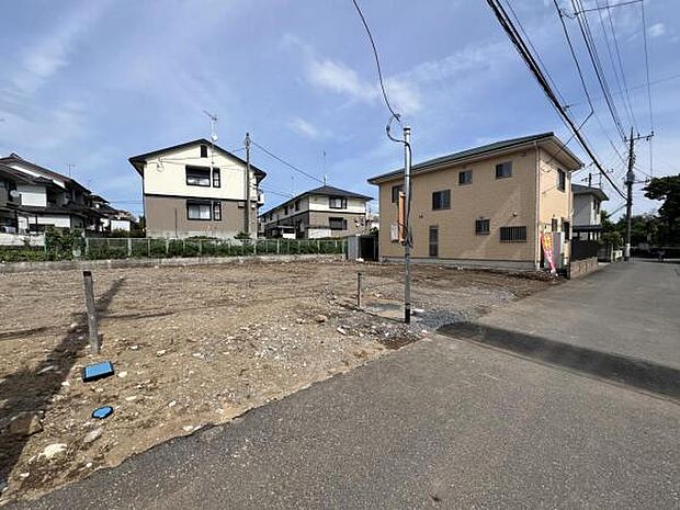 前面道路を含めた現地写真です。