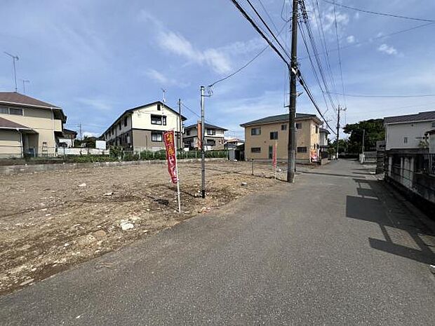 前面道路を含めた現地写真です。