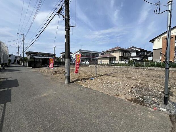 前面道路を含めた現地写真です。ぜひ周辺環境も併せてご覧ください。