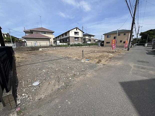 前面道路を含めた現地写真です。