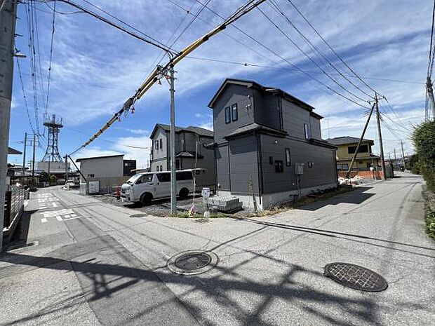 北東角地で開放感がございます。