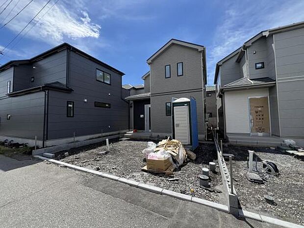 1階は17帖の広さのリビングと5帖の居室が配置されます。