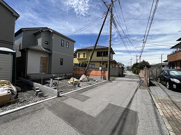 前面道路を含めた現地写真です。