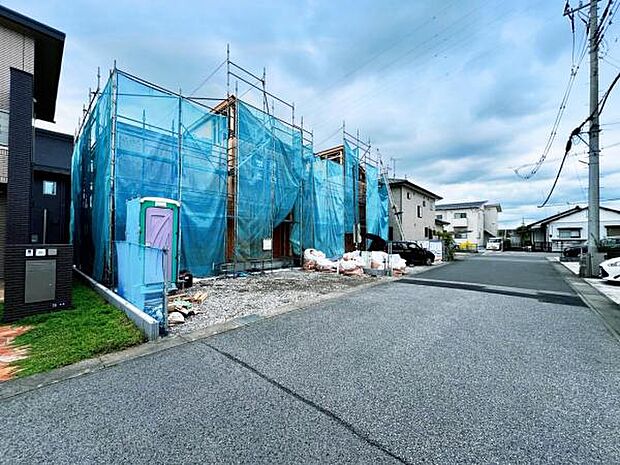 前面道路です。住宅地につき落ち着いた新生活を始められそうです。