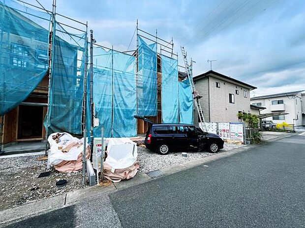 前面道路を含めた現地写真です。
