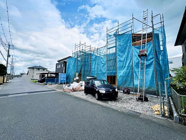 前面道路です。住宅地につき落ち着いた新生活を始められそうです。