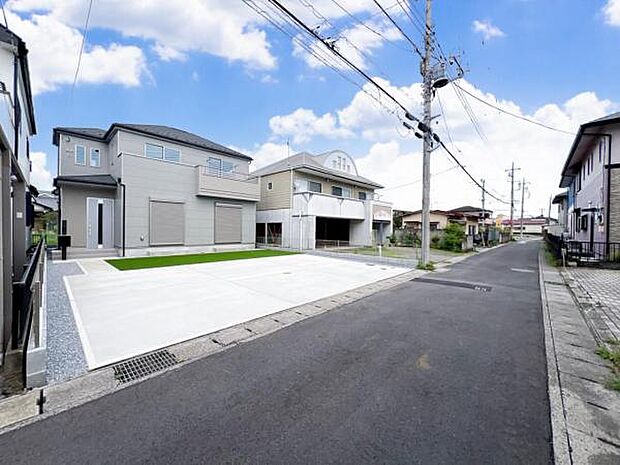 前面道路を含めた現地写真です。ぜひ周辺環境も併せてご覧ください。