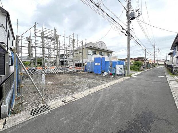 前面道路を含めた現地写真です。