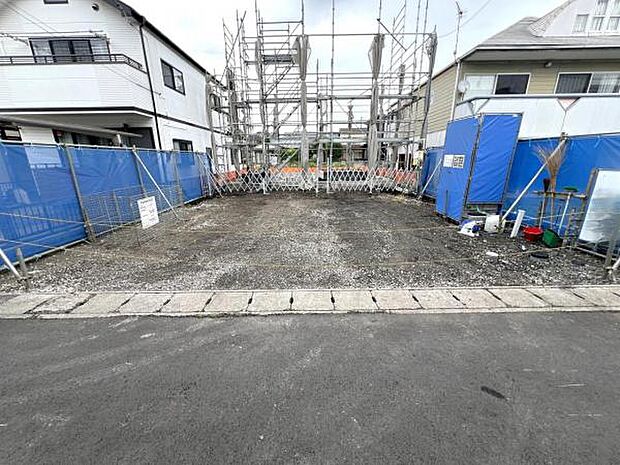 車種により並列3台駐車可能なので、ご家族で複数台所有する際や来客時に役立ちます。