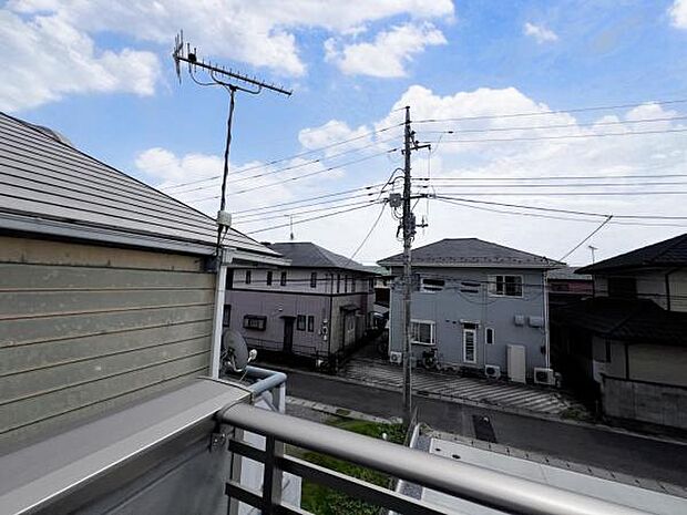 バルコニーからの眺望です。明るい陽射しを浴びながらゆったりと過ごすのも良いですね。