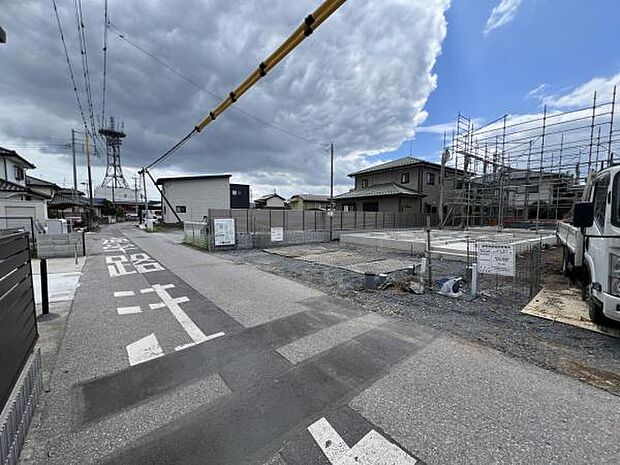 前面道路を含めた現地写真です。