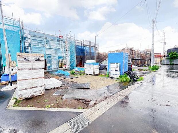 前面道路を含めた現地写真です。