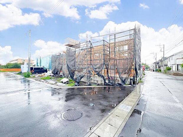 前面道路を含めた現地写真です。ぜひ周辺環境も併せてご覧ください。