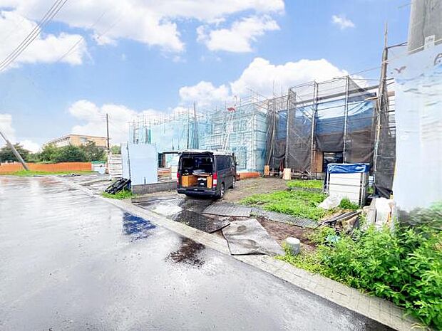 前面道路を含めた現地写真です。ぜひ周辺環境も併せてご覧ください。