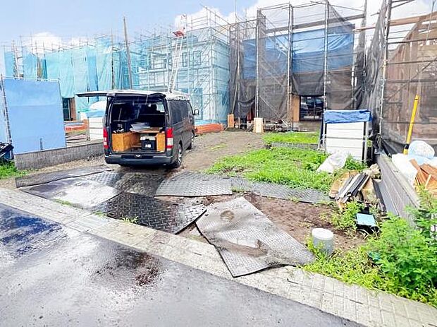 車種により3台駐車可能なので、ご家族で複数台所有する際や来客時に役立ちます。