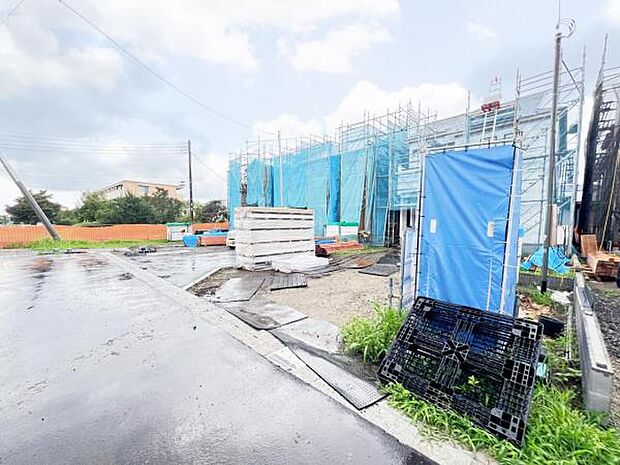前面道路を含めた現地写真です。ぜひ周辺環境も併せてご覧ください。