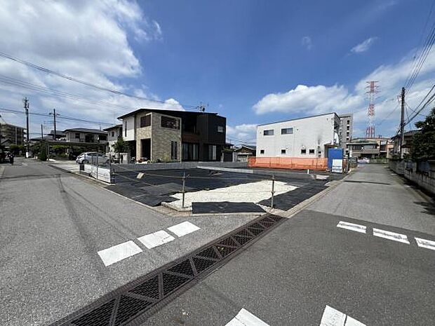 前面道路を含めた現地写真です。