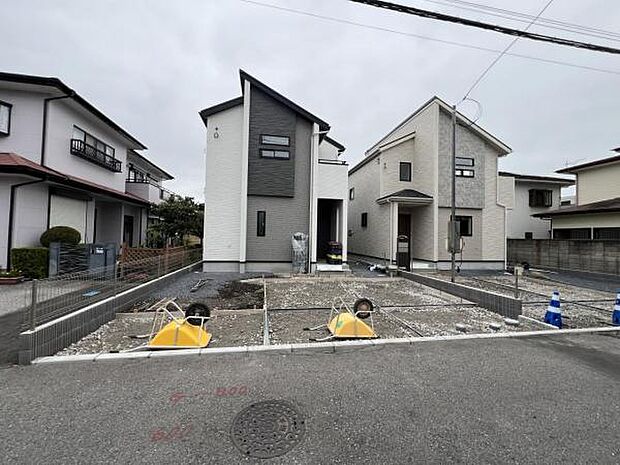 車種により3台駐車可能なので、ご家族で複数台所有する際や来客時に役立ちます。