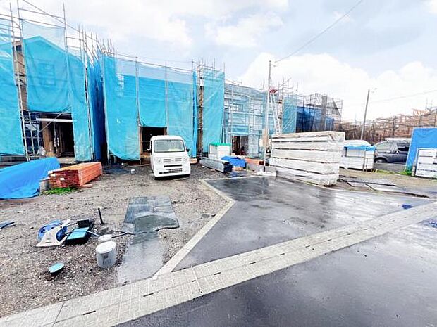 前面道路を含めた現地写真です。