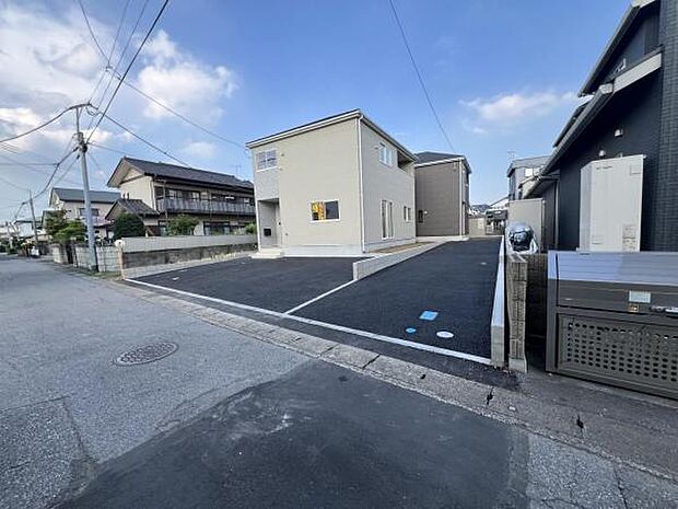 駐車場です。前面道路との高低差も少なく、スムーズに出入りできます。