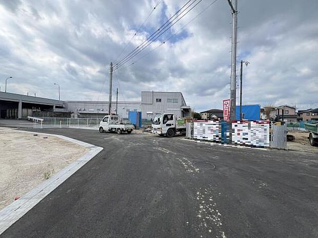 前面道路を含めた現地写真です。