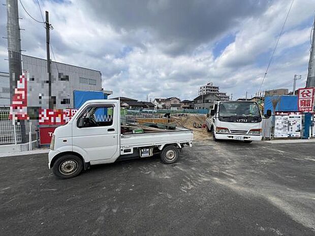 敷地は193.33？の広さがございます。車3台並列で停めれます。