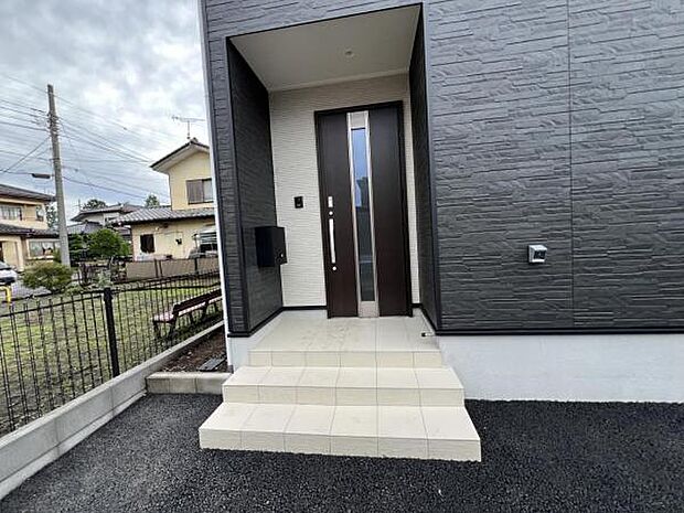 雨天時の荷物搬入に便利な玄関ポーチ付きです。