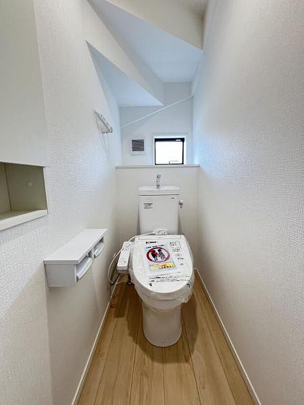 シャワー洗浄機能付のトイレは、清潔感が印象的な空間ですね。