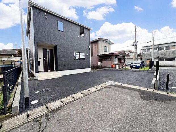 駐車場です。前面道路との高低差も少なく、スムーズに出入りできます。