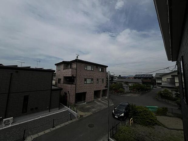 バルコニーからの眺望です。明るい陽射しを浴びながらゆったりと過ごすのも良いですね。