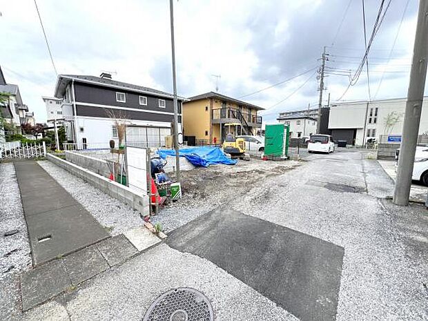 前面道路を含めた現地写真です。ぜひ周辺環境も併せてご覧ください。