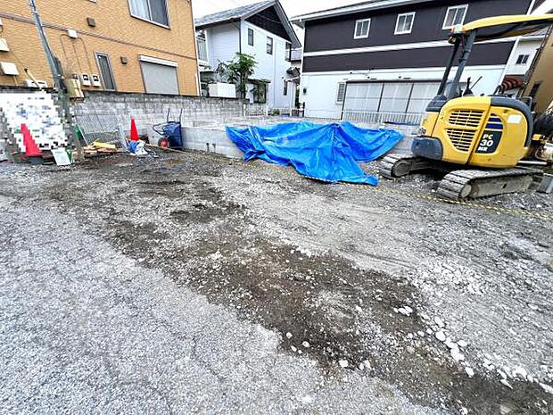 駐車場です。前面道路との高低差も少なく、スムーズに出入りできます。