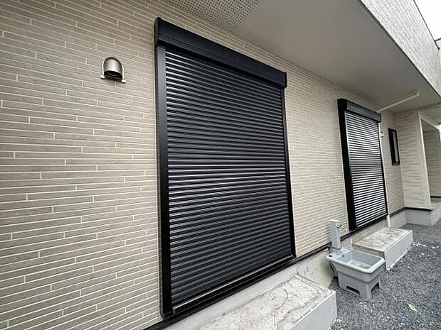 雨戸シャッター付きで、防災・防犯に心強いですね。
