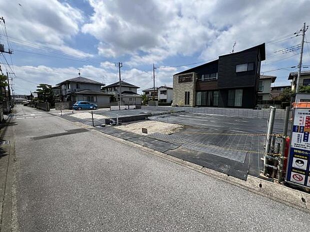 前面道路を含めた現地写真です。ぜひ周辺環境も併せてご覧ください。