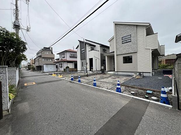 前面道路を含めた現地写真です。ぜひ周辺環境も併せてご覧ください。