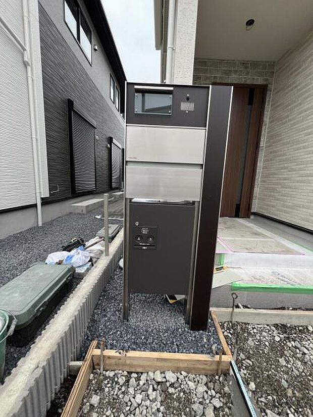 訪問者が一目で分かるTVモニタ付きインターフォンを装備した心強さも魅力なお住まいです。