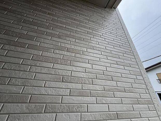 外壁内の透湿防水シートは、外からの雨水は通さず、室内の湿気は外に排出する機能を持ち、結露を防ぎます。