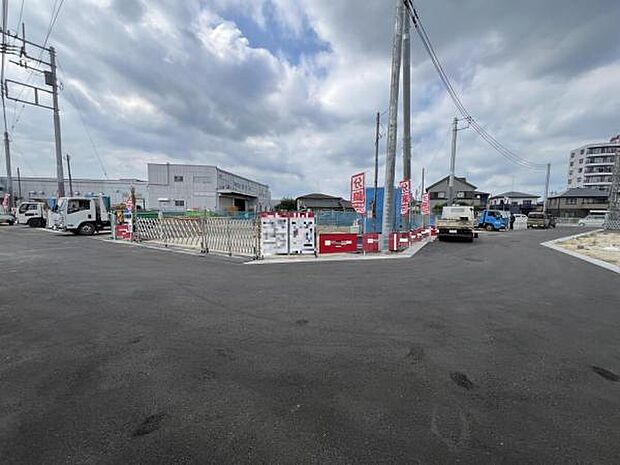 6m幅の道路の角地ですので、開放感がございます。