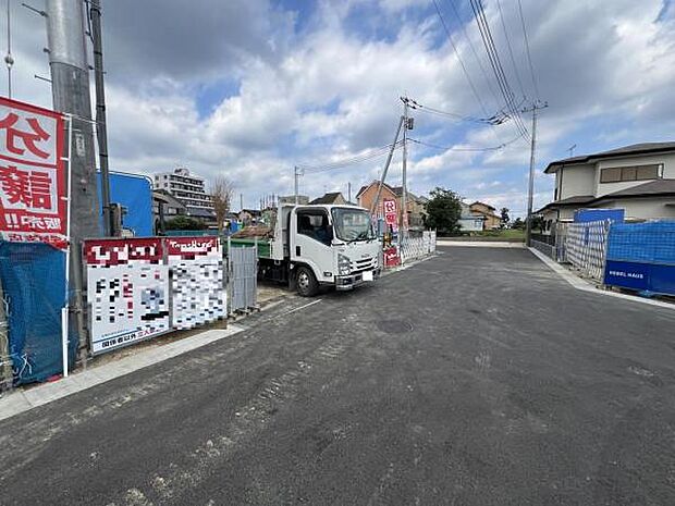 前面道路を含めた現地写真です。